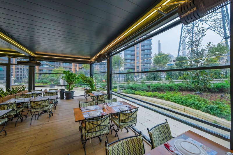 Urban commercial terrace enclosed with integrated Upglass.