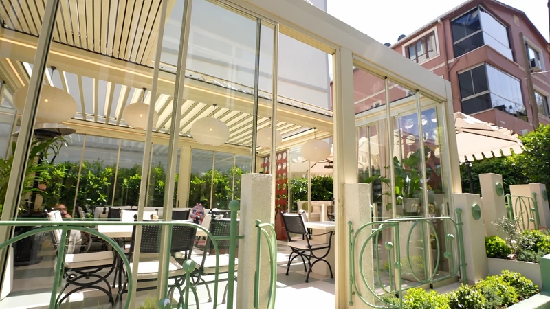 Railglass integrated around a bright commercial dining terrace.